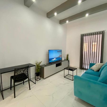 Seaside Apartment In Gzira Bagian luar foto