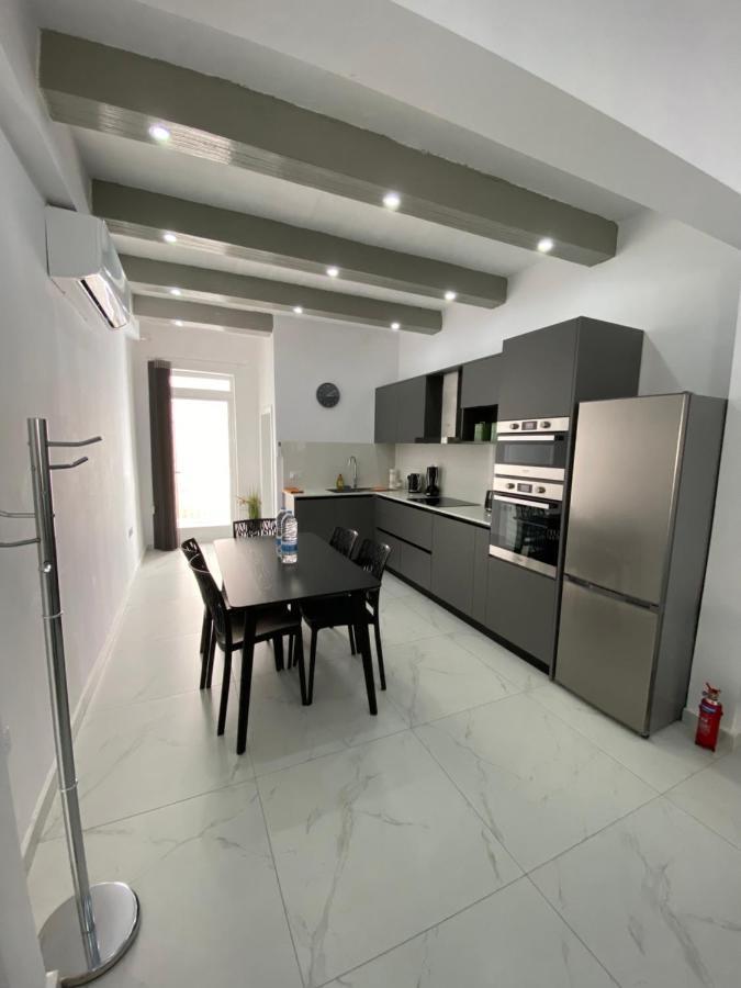 Seaside Apartment In Gzira Bagian luar foto