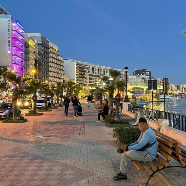 Seaside Apartment In Gzira Bagian luar foto